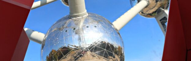 atomium de bruxelles avec ciel bleu