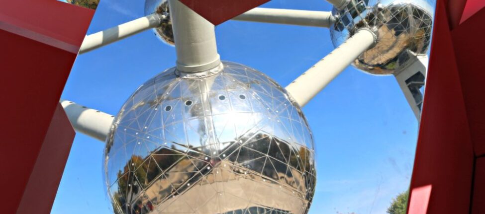 atomium de bruxelles avec ciel bleu