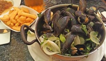 Moules-frites au restaurant