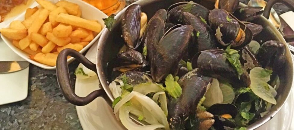 Moules-frites au restaurant