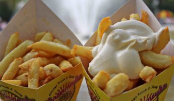 Deux cornets de frites à Bruxelles