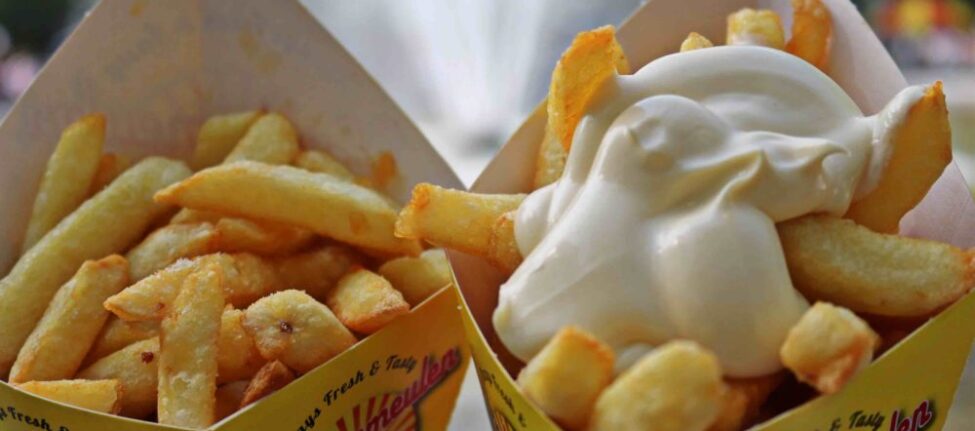 Deux cornets de frites à Bruxelles